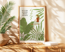 Lade das Bild in den Galerie-Viewer, Kunstdruck mit Illustration einer Frau auf einer Schaukel in Pflanzen und Spruch zur Achtsamkeit