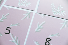 Lade das Bild in den Galerie-Viewer, Achtsamkeitsadventskalender mit 24 Achtsamkeitsübungen für mehr Selbstfürsorge im floralen minimalistischen Design