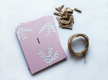 Lade das Bild in den Galerie-Viewer, Achtsamkeitsadventskalender mit 24 Karten mit Achtsamkeitsübungen sowie Holzklemmen und Juteschnur zur Aufhängung