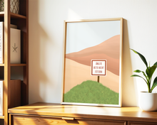 Lade das Bild in den Galerie-Viewer, Dekoration einer Kommode mit einem Poster zum Thema Ängste bewältigen, das ironisch ein Schild mit Druck Ängste bitte nicht füttern abbildet