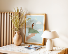 Lade das Bild in den Galerie-Viewer, Poster Ängste und Träume mit mutigem Mädchen auf Papierflieger im Himmel