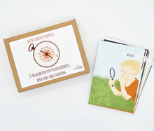 Lade das Bild in den Galerie-Viewer, Das Wertekartenset "Mein innerer Kompass" ist abgebildet mit der braunen Pappverpackung und dem Stapel von 55 Wertekarten. Die oberste Karte bildet den Wert Neugier mit einer Illustration eines Jungen mit einer Lupe ab.