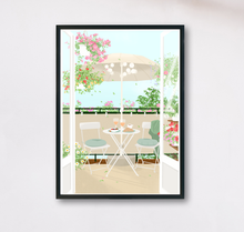 Lade das Bild in den Galerie-Viewer, Poster mit Illustration eines gemütlichen Frühstücks auf einem Balkon voller Blumen in hellen Farbtönen