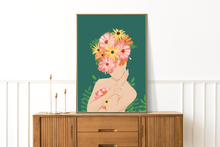 Lade das Bild in den Galerie-Viewer, großes Frühlingsposter mit bunter Illustration einer Frau mit Blumen auf dem Kopf