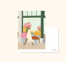 Lade das Bild in den Galerie-Viewer, Postkarte Frau mit buntem Blumenstrauß vor Blumenmarkt