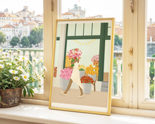 Lade das Bild in den Galerie-Viewer, Kunstdruck Blumenmarkt mit farbenfroher Illustration einer Frau mit Blumenstrauß vor einem Blumenladen