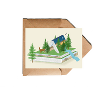 Lade das Bild in den Galerie-Viewer, Karte Bücherlandschaft für Leseratten und Naturliebende mit surrealer Illustration einer Landschaft auf einem Bücherstapel