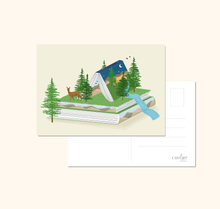 Lade das Bild in den Galerie-Viewer, Postkarte Lesen ist Träumen mit detailreicher Illustration einer Landschaft auf einem Bücherstapel