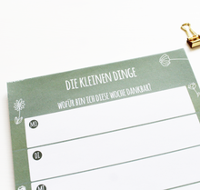 Lade das Bild in den Galerie-Viewer, Dankbarkeit Block in salbei farbenem Design Die kleinen Dinge mit Feld für jeden Wochentag