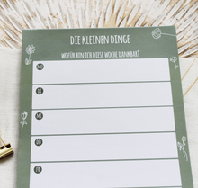 Lade das Bild in den Galerie-Viewer, Dankbarkeitstagebuch Die kleinen Dinge im praktischen Wochenüberblick in salbeifarbenem floralen Design