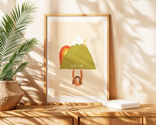 Lade das Bild in den Galerie-Viewer, aufmunternder Kunstdruck mit Spruch du bist stark und Illustration einer Frau, die einen Berg trägt in A3 und A4