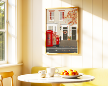 Lade das Bild in den Galerie-Viewer, Kunstdruck England im Herbst mit roter Telefonzelle und Briefkasten in herbstlichen Farben mit dekoriertem Hauseingang