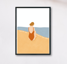 Lade das Bild in den Galerie-Viewer, aufmunterndes Badezimmer Poster mit Illustration einer Frau am Meer und Spruch Finde Ruhe, Atme, du hast eine Pause verdient