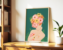 Lade das Bild in den Galerie-Viewer, feminines Bild mit Blumen auf dem Kopf einer Frau in A3 und A4