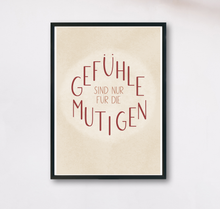 Lade das Bild in den Galerie-Viewer, Poster mit Spruch Gefühle sind nur für die Mutigen in rotem Lettering auf beigem Hintergrund in minimalistischem Design