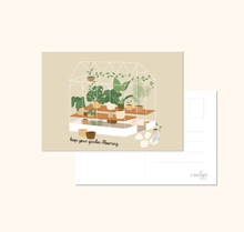 Lade das Bild in den Galerie-Viewer, Gewächshaus Karte mit Spruch keep your garden blooming mit der Ansicht der Vorder- und der Hinterseite der Postkarte