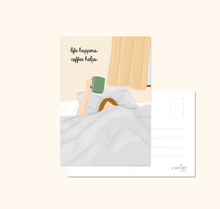 Lade das Bild in den Galerie-Viewer, Postkarte mit Spruch life happens coffee helps und Illustration einer Kaffee trinkenden Frau im Bett