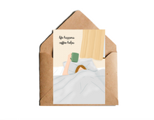 Lade das Bild in den Galerie-Viewer, Karte Kaffee mit Spruch life happens coffee helps und Illustration von einer Kaffee trinkenden Frau im Bett