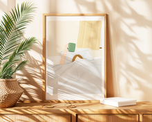 Lade das Bild in den Galerie-Viewer, Kunstdruck mit Illustration einer Frau, die sich im Bett unter der Decke versteckt und eine Kaffeetasse in der Hand hält in hellen Beigetönen