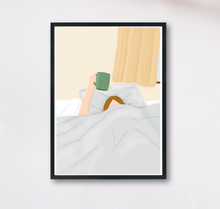Lade das Bild in den Galerie-Viewer, Kunstdruck A4Kaffee im Bett mit Illustration einer Kaffee trinkenden Frau im Bett in Beigetönen