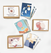 Lade das Bild in den Galerie-Viewer, Es sind drei therapeutische Kartensets abgebildet: Das Wertekarten-Set Mein innerer Kompass, das assoziative Bildkarten-Set Ohne Worte sowie ein Bedürfniskartenset. Neben den Verpackungsboxen der Sets sind die Karten gestapeln, wobei hjeweils die oberste des Therapietool Sets erkennbar ist.