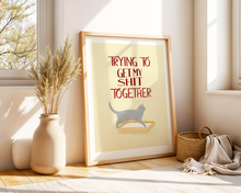 Lade das Bild in den Galerie-Viewer, witziges Katzen Poster mit Spruch über das Leben in roter Lettering Schrift auf gelbem Hintergrund