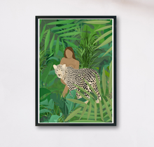 Lade das Bild in den Galerie-Viewer, Poster mit Illustration einer nackten Frau, die sich inmitten von Pflanzen hinter einem Leoparden versteckt