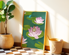 Lade das Bild in den Galerie-Viewer, dunkelgrünes Poster mit rosa Lotus und meditierender rau