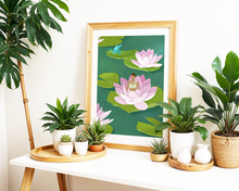 Lade das Bild in den Galerie-Viewer, Lotusblüten Poster inmitten von Pflanzen