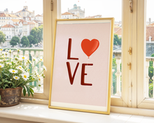 Lade das Bild in den Galerie-Viewer, maximalistischer Typographie Druck LOVE auf rosa Hintergrund mit Herzballon