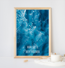 Lade das Bild in den Galerie-Viewer, Kunstdruck mit Spruch Man sollte Meer träumen und Illustration des Meeres von oben