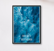 Lade das Bild in den Galerie-Viewer, blaues Meeresposter mit Spruch man sollte Meer träumen