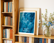 Lade das Bild in den Galerie-Viewer, Dekoration mit Typographie Poster Man sollte Meer träumen mit Ozean Motiv in A3