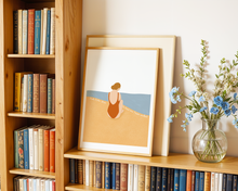 Lade das Bild in den Galerie-Viewer, Selbstfürsorge Kunstdruck Kunstdruck mit Spruch "Finde Ruhe. Atme. Du hast eine Pause verdient." und Abbildung einer Frau am Strand von hinten