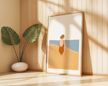 Lade das Bild in den Galerie-Viewer, Kunstdruck mit Illustration einer Frau im Badeanzug am Strand und Spruch "Finde Ruhe. Atme. Du hast eine Pause verdient."