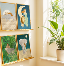Lade das Bild in den Galerie-Viewer, Set aus vier farbenfrohen Postern mit starken Frauen und wilden Tieren als Teil einer Wanddekoration