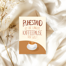 Lade das Bild in den Galerie-Viewer, Karte zur Rente mit Spruch Ruhestand ist die längste Kaffeepause der Welt und Bild einer Kaffeetasse auf einem Tisch
