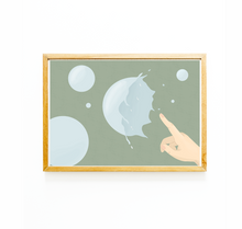 Lade das Bild in den Galerie-Viewer, Poster platzende Träume symbolisiert durch platzende Seifenblasen