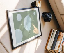 Lade das Bild in den Galerie-Viewer, moderner humorvoller Kunstdruck mit Bild einer Hand, die eine Seifenblase zum Platzen bringt