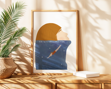 Lade das Bild in den Galerie-Viewer, Psychologie Kunstdruck mit Spruch "In den Tiefen des Unbewussten finde ich mich selbst" und surrealer Illustration von einer tauchenden Frau im Kopf