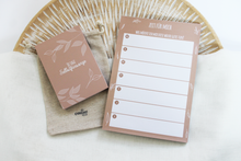 Lade das Bild in den Galerie-Viewer, Bestandteile des Selbstfürsorge Sets Zeit für sind unter anderem das Kartenset 30 Tage Selbstfürsorge und der Block Zeit für mich zur Planung der Selbstfürsorge, farblich aufeinander abgestimmt in Beigetönen mit zarten botanischen Elementen in weiß