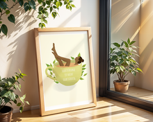 Lade das Bild in den Galerie-Viewer, Kunstdruck mit Spruch Selbstfürsorge ist nicht selbstsüchtig und surrealer Illustration einer Frau, die ein Bad in einer Tasse nimmt mit Pflanzen