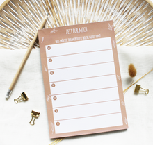 Lade das Bild in den Galerie-Viewer, Block Zeit für mich im beigen Design mit minimalistischen illustrierten Blättern und Wochentagen zur Planung der Selbstfürsorge im Wochenüberblick