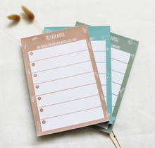 Lade das Bild in den Galerie-Viewer, Psychologie Blöcke im Set aus drei Stück für mehr Achtsamkeit und Selbstfürsorge im Alltag. Im Set enthalten und abgebildet sind der Selbstfürsorge Planer Zeit für mich in beige mit floralen Elementen, Das Erfolgstagebuch Alltagheld*in in blau mit Mond und Sternen und das Dankbarkeitstagebuch die kleinen Dinge in salbei mit floralen Elementen.