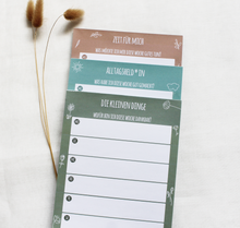 Lade das Bild in den Galerie-Viewer, Set aus drei Journals für ein positives Mindset im Alltag - alternative Wochenplaner mit Wochenüberblick die kleinen Dinge als Dankbarkeitstagebuch in grün, Alltagsheld*in als Erfolgstagebuch in blau und Zeit für mich als Selbstfürsorgeplaner in beige