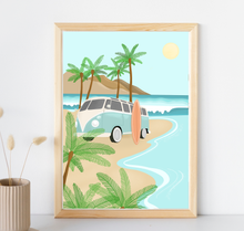 Lade das Bild in den Galerie-Viewer, sommerlicher Kunstdruck mit Szenerie am Strand unter Palmen mit Bulli und Surfbrett