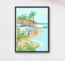 Lade das Bild in den Galerie-Viewer, sommerlicher Kunstdruck mit Szenerie am Strand unter Palmen mit Bulli und Surfbrett