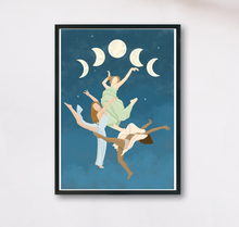 Lade das Bild in den Galerie-Viewer, Kunstdruck mit Illustration tanzender Frauen unter Mondphasen