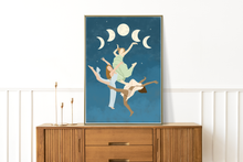 Lade das Bild in den Galerie-Viewer, Poster mit Illustration von tanzenden Frauen bei Nacht unter Mondphasen