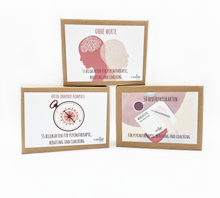 Lade das Bild in den Galerie-Viewer, Drei braune Pappboxen mit therapeutischen Kartensets, die aufeinander gestapelt sind. Die obere Box "Ohne Worte" enthält "55 Bildkarten für Psychotherapie, Beratung und Coaching"- Darunter befindet sich eine Box mit der Aufschrift "Mein innerer Kompass" mit "55 Bildkarten für Psychotherapie , Beratung und Coaching", die ein Wertekartenset widerspiegeln und daneben 50 Bedürfniskarten im Set.